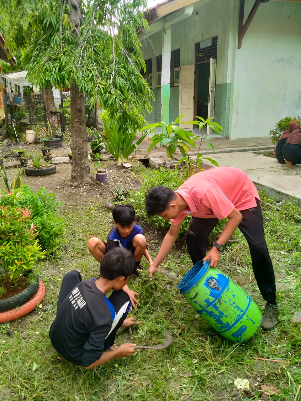 Pembersihan lingkungan sekolah 